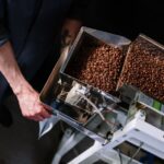 Een moderne verpakkingsmachine in een vleeswarenfabriek, focus op efficiëntie en voedselveiligheid.