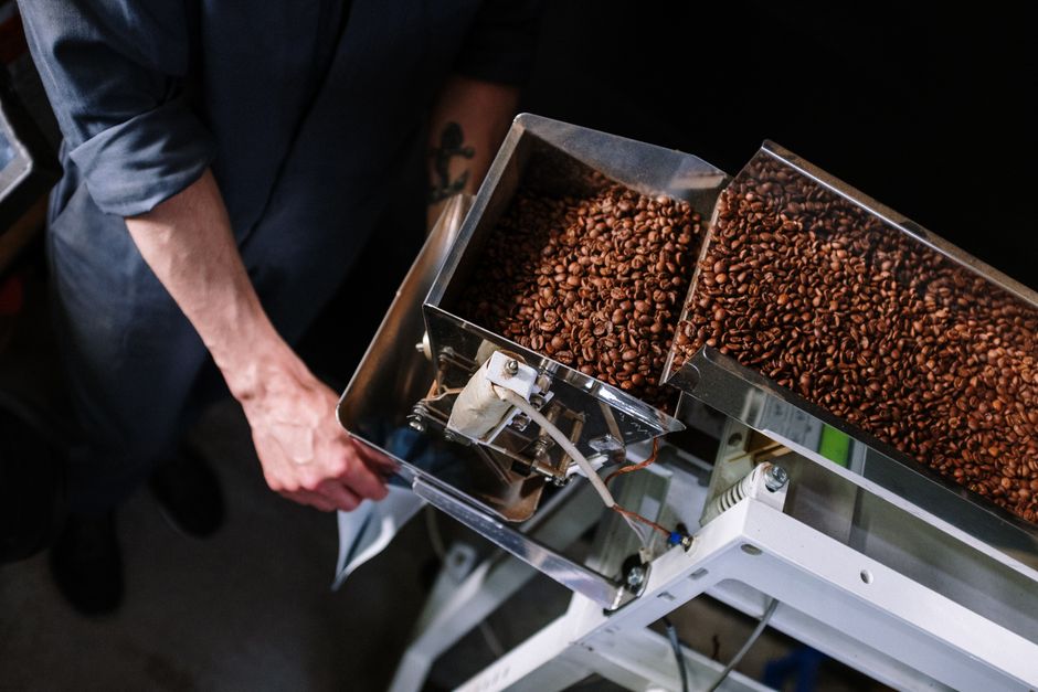 Een moderne verpakkingsmachine in een vleeswarenfabriek, focus op efficiëntie en voedselveiligheid.