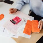 Een ondernemer die zakelijke uitgaven beheert via een digitale zakelijke rekening met kaarten en software integraties.