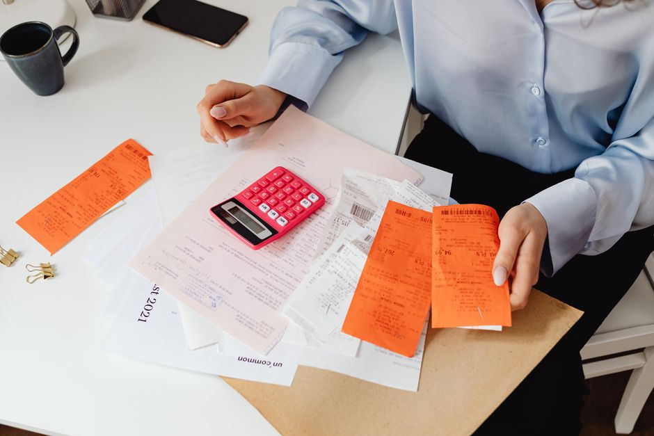 Een ondernemer die zakelijke uitgaven beheert via een digitale zakelijke rekening met kaarten en software integraties.